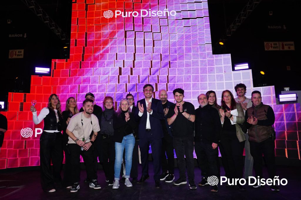 Al cierre del cocktail Matías Rosado convocó al equipo de producción y de contenidos de Feria Puro Diseño al escenario.