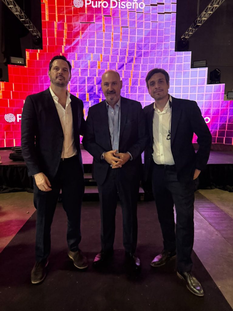 Juan Astibia, Bernardo Abruzzese, Secretario de Representación Oficial en Buenos Aires y Relaciones Internacionales, y Matías Rosado, director y productor de Feria Puro Diseño.