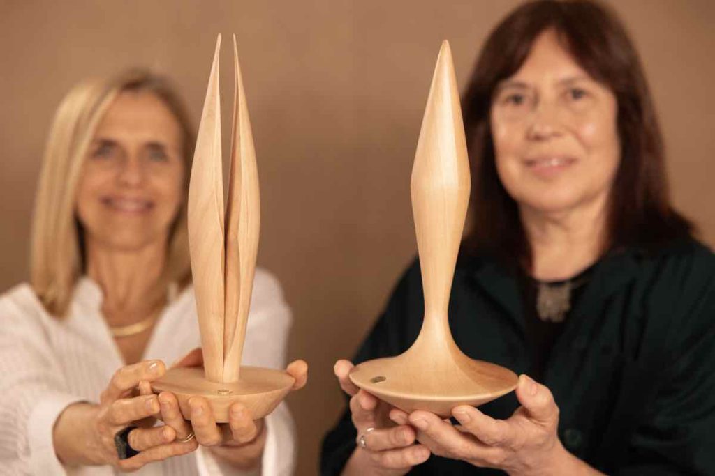 Andrea Scardaccione y Marcela Bianchi de Yucca Iluminación con los premios Feria Puro Diseño 2026 que diseñaron. 